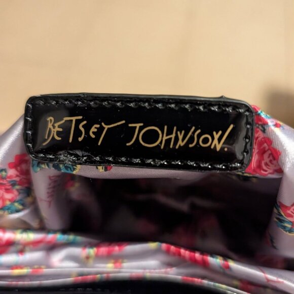 Betsey Johnson Designer Chic Black Patent Leather Retro Flap Crossbody Bag EUC - Picture 6 of 8
